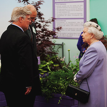 chelsea flower show queen cambridge2.jpg